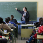 Un profesor imparte clase a sus alumnos.-JOSEP GARCIA