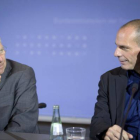 El ministro de Finanzas griego, Yanis Varoufakis (derecha), y su homólogo alemán, Wolfgang Schäuble.-Foto:   MICHAEL KAPPELER / EFE