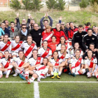 Iñigo Errejón con las jugadoras del Rayo Vallecano.-EL PERIÓDICO