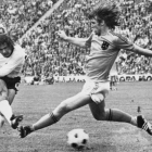 Goleador 8 Müller dispara ante el holandés Krol en la final del Mundial de 1972 en Múnich.-ARCHIVO