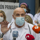 El doctor Jiménez, a las puertas del centro de salud de Los Cubos. ISRAEL L. MURILLO