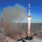 Despegue del carguero 'Progress', a bordo de un cohete lanzador 'Soyuz 2-1A', el pasado 25 de abril.-Foto: EFE / ROSCOSMOS
