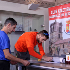 Javier Abad (derecha ) y José Antonio Sancho antes de la presentación.-JAIME CARAZO