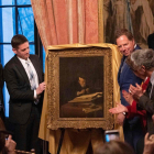 Los bisnietos del propietario original de la obra pintada por Koninck en 1639 posan junto al fiscal del distrito Sur de Nueva York y el representante del FBI. /-AFP