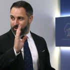 El presidente de Vox, Santiago Abascal, en el Congreso, en una rueda de prensa.-DAVID CASTRO