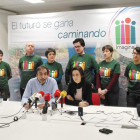 Diego Izquierdo y Eva de Ara en la rueda de prensa de ayer, a la que acudieron miembros de la formación.-ECB