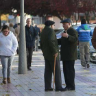 Burgaleses caminando por el centro de la ciudad, el principal núcleo de población de la provincia, que tampoco es ajeno a la despoblación.-RAÚL OCHOA