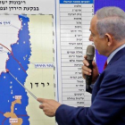 Netanyahu señala el Valle del Jordán en un mapa durante un acto de su campaña electoral.-MENAHEM KAHANA (AFP)