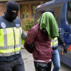 Momento de la detención de un yihadista en Madrid, este sábado.-EFE