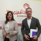 La secretaria provincial del PSOE, Esther Peña, y el portavoz socialista en el Senado, Ander Gil, ayer, en Burgos.-RAÚL G. OCHOA