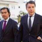 El expresidente de la Comunidad de Madrid Ignacio González, a su llegada al juzgado de instrucción de Estepona que investiga el caso del ático de lujo que posee en esta población.-EFE / JORGE ZAPATA