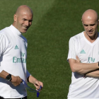 Zidane y su segundo, Bettoni, durante el entrenamiento de este sábado en la ciudad deportiva de Valdebebas.-JAVIER SORIANO / AFP