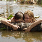Naomi Watts y Tom Holland, en una dramática escena de 'Lo imposible'.-