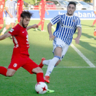 Andrés golpea un esférico ante la presión de un delantero de la Real Sociedad B en el choque de ayer en Zubieta-LUIS M. UNCITI