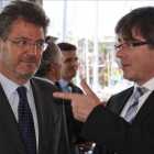 Rafael Catalá y Carles Puigdemont, este viernes, en Barcelona.-JORDI BEDMAR