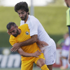 Luis Ángel protege el balón ante un jugador delCastilla.-REALMADRID.COM