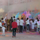 Los eventos del primer Orgullo LGTB+ en Briviesca finalizaron con una colorida suelta de polvos multicolor.-G. G.