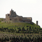 El castillo de Castrojeriz cuenta con accesos para vehículos dada su distancia con el casco urbano.-ECB