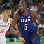 Kevin Durant conduce la jugada ante el chino Zhou Peng.-REUTERS / JIM YOUNG