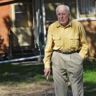 Michael Karkoc, en el jardin de su casa en Minneapolis (Minnesota), en mayo del 2014.-RICHARD SENNOTT
