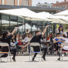 A la hora del vermú, la terraza familiar se convirtió en un espacio en danza.-Santi Otero