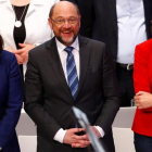 Schulz (centro), flanqueado por Andrea Nahles (izq), líder del grupo parlamentario del SPD, y Malu Dreyer, primera ministra de Renania-Palatinado, en el congreso en Bonn, el 21 de enero.-REUTERS / THILO SCHMUELGEN