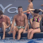 Cristiano Ronaldo y Georgina Rodríguez, durante una de las paradas del yate que les lleva por aguas de Formentera.-ADRIANO ALVAREZ
