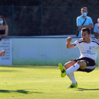 Acción en la que Heras remata al poste en la primera mitad. TOMÁS ALONSO