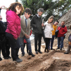 Fabiola Monzón muestra a Fernando Gómez y técnicos del IMC uno de los enterramientos.-ISRAEL L. MURILLO