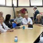 La consejera (en la foto junto al delegado regional), se reunió con los profesionales del centro a quienes felicitó por su labor.-ICAL