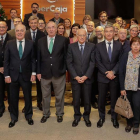 Los directivos de la entidad financiera posan con los representantes de los medios de comunicación de sus zonas de implantación en el encuentro de Navidad.-ECB