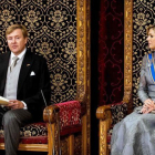 El monarca holandés, Guillermo Alejandro, y la reina Máxima, durante el discurso del rey el Día del Príncipe.-KOEN VAN WEEL (AFP)