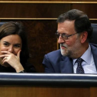 Mariano Rajoy y Soraya Sáenz de Santamaría siguen la intervención de Pedro Sánchez en el debate de investidura.-EFE / J. J. GUILLÉN