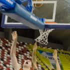 Javi Vega intenta impedir la canasta de Burjanadze, ayer, en Riazor.-LEYMA BASQUET CORUÑA