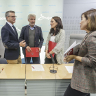 De Domingo y Simón charlan tras la firma del convenio.-SANTI OTERO