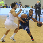 Fisher intenta superar a Campazzo en el último San Pablo-Real Madrid.-ISRAEL L. MURILLO