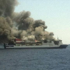 El buque incendiado, en la imagen tomada por uno de los pasajeros evacuados.-Foto: EFE