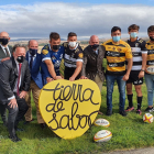 Iñaki Sicilia, Matías Núñez, Juan Zabalegui y Pablo Rascón representaron al Aparejadores en la presentación del patrocinio junto a miembros del VRAC y de El Salvador. JCYL