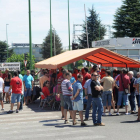 Concentración de trabajadores frente a la planta ayer al mediodía.-ISRAEL L. MURILLO