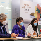 De izquierda a derecha: Ignacio González (IMC), Álvaro Manso (Asociación libreros) y Laura Esteban (Fundación Cajacírculo). TOMÁS ALONSO