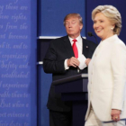 Trump observa serio a una sonriente Hillary, durante el tercer y último debate presidencial.-AFP / CHIP SOMODEVILLA
