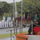 El presidente de Sudáfrica, Jacob Zuma, en un desfile militar el pasado martes.-EFE / KIM LUDBROOK
