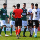 Julio Rico y Undabarrena protestan al colegiado en el choque ante el Coruxo del pasado domingo-CORUXO FC