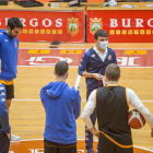 Riera se dirige a sus jugadores durante su primera charla com entrenadordel Tizona UBU, ayer. SANTI OTERO