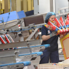 Una empleada realiza su trabajo en la línea de producción de una fábrica burgalesa de snacks.-ISRAEL L. MURILLO