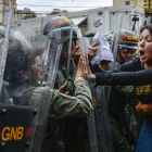 La diputada opositora Amelia Belisario se encara con la policía, en una protesta ante el Supremo, el jueves en Caracas.-AFP / JUAN BARRETO