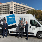 Ibercaja entrega la furgoneta junto a Cajacírculo a la Fundación Lesmes. ECB