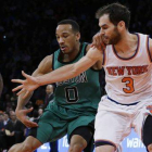 José Manuel Calderón bloquea a Avery Bradley, en el partido que ha enfrentado a los Knicks y los Celtics en Nueva York.-Foto: AP / MARY ALTAFFER