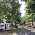 Zona de acampada de caravanas y bungalows en el camping urbano de Burgos, en Fuentes Blancas.