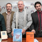 EL profesor de la UBU, Leonardo Sánchez, presentó las tre obras de ciencia políca con los autores, Francisco José Llera, Joaquin María Molins y Sergio Pérez.-ECB
